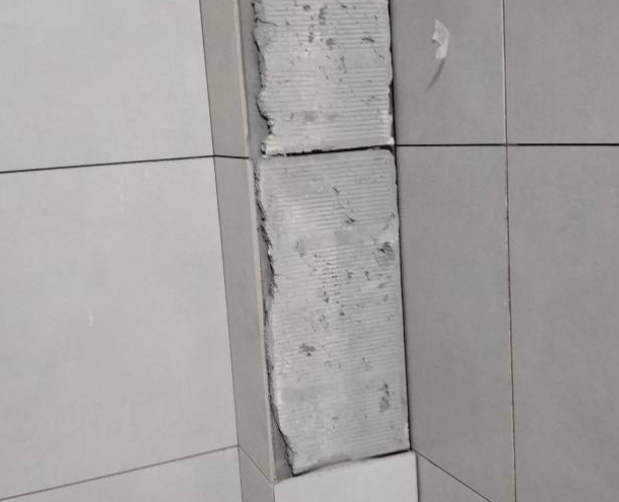 泗洪瓷砖空鼓维修公司分享下瓷砖施工前基层浇水润湿程度不足，可能导致以下问题